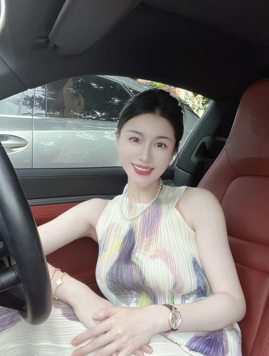 萬千嬌媚美少婦[2025]