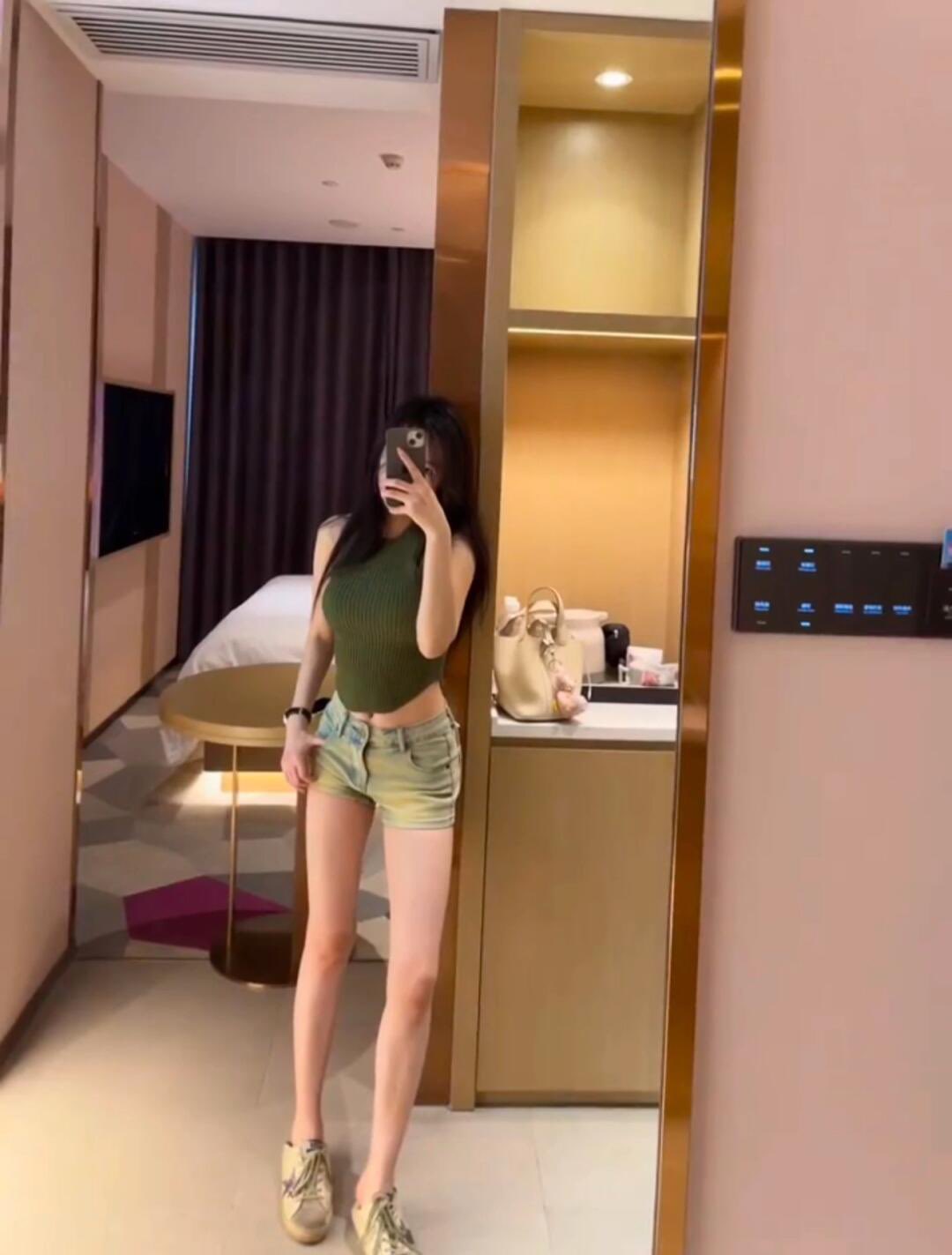 萬(wàn)千嬌媚美少婦[2025]