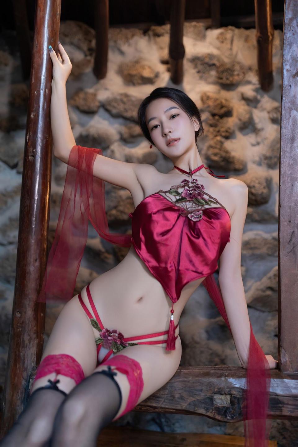 桑拿房后入熊小諾，用這個(gè)騷屁股服侍你