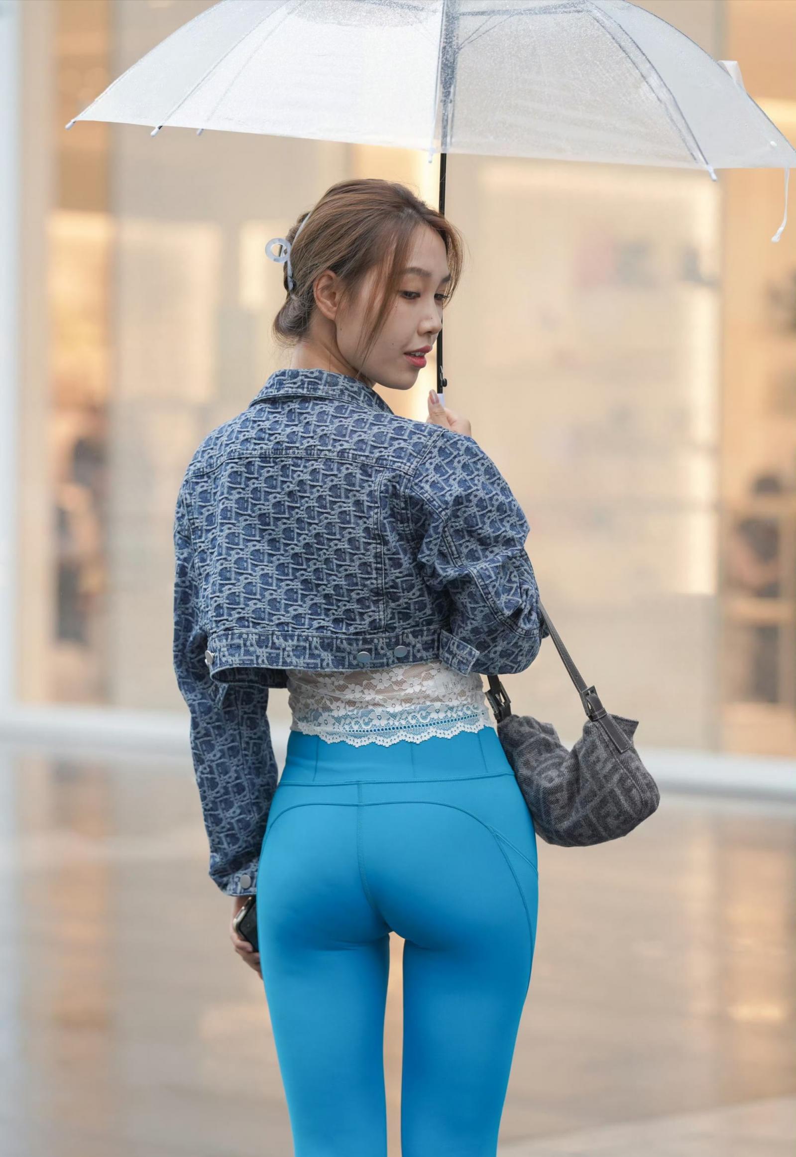 瑜伽褲若隱若現的駱駝趾