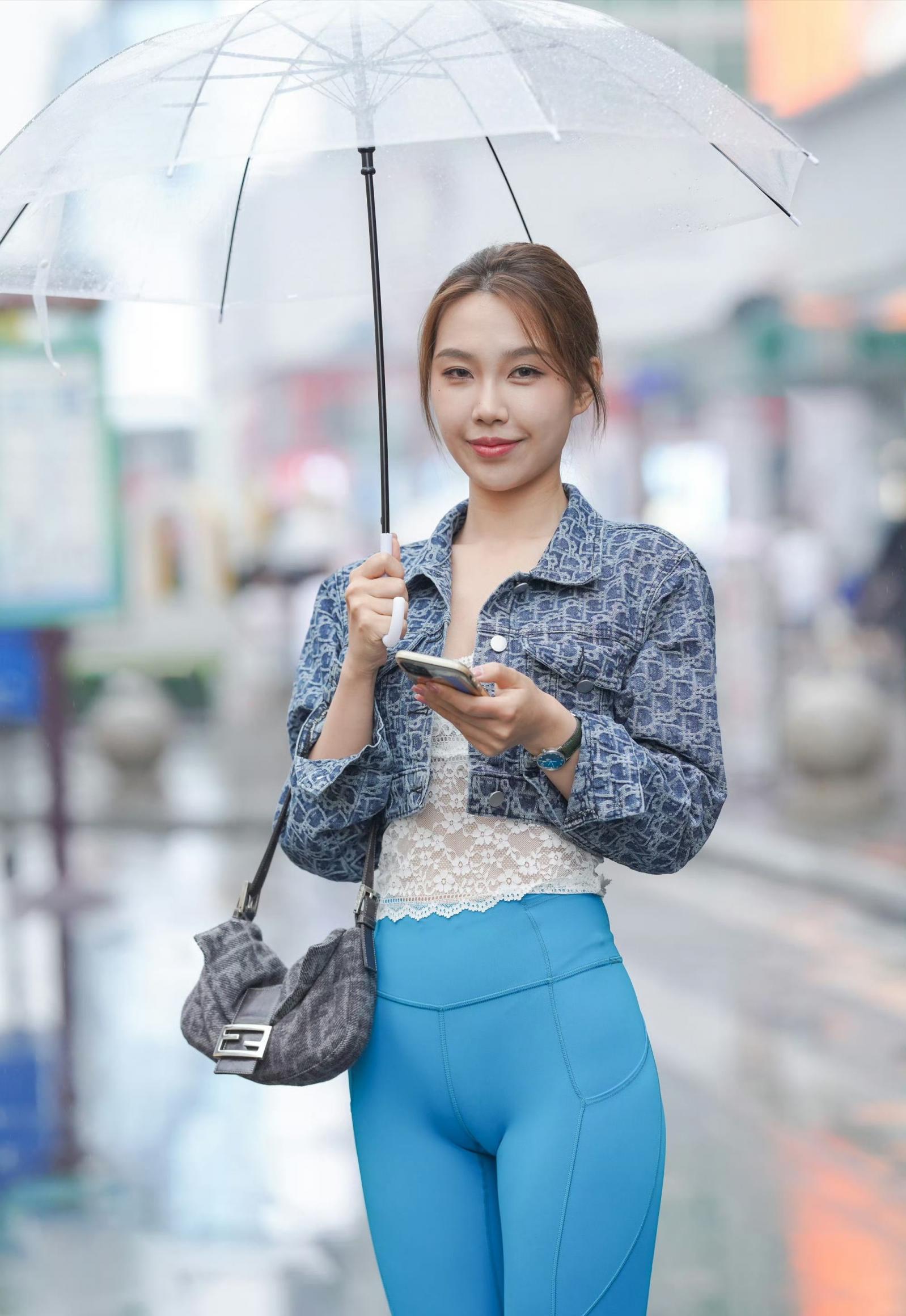 瑜伽褲若隱若現(xiàn)的駱駝趾