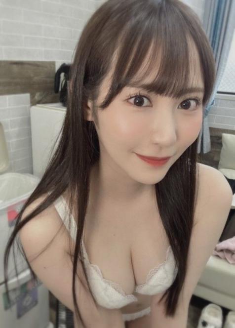 年輕的妹子，胸器逼人