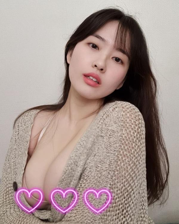 年輕的妹子，胸器逼人