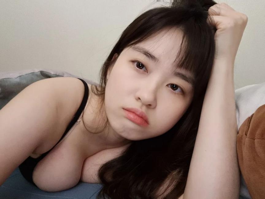 年輕的妹子，胸器逼人