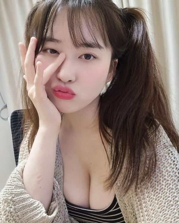 年輕的妹子，胸器逼人