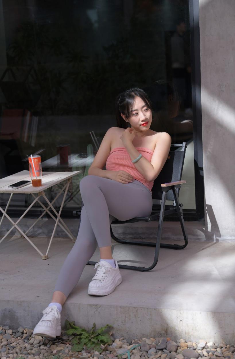 瑜伽褲妹子，聞一聞舔一舔[27P]
