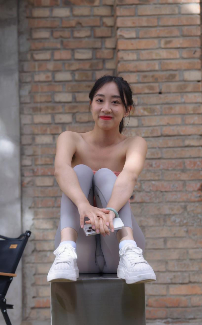 瑜伽褲妹子，聞一聞舔一舔[27P]