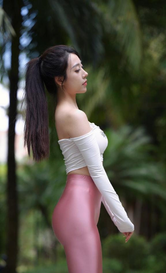 瑜伽褲妹子，聞一聞舔一舔[27P]