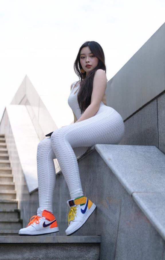 瑜伽褲妹子，聞一聞舔一舔[27P]