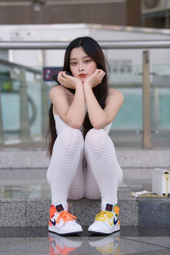 瑜伽褲妹子，聞一聞舔一舔[27P]