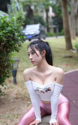 瑜伽褲妹子，聞一聞舔一舔[27P]