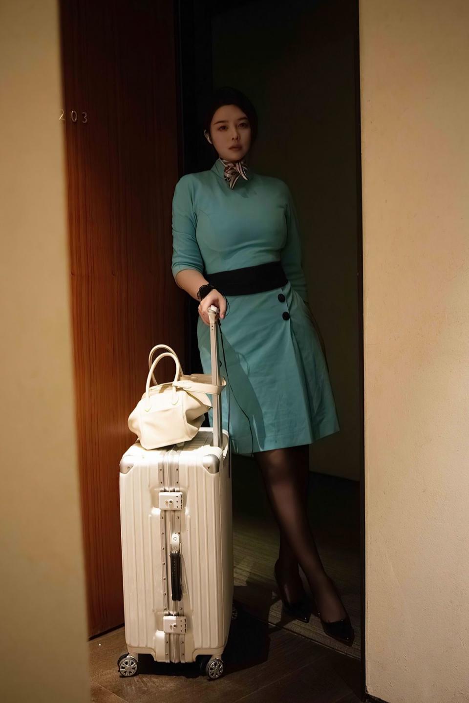 空姐女友下班了，瞧瞧她那迫不及待的樣子