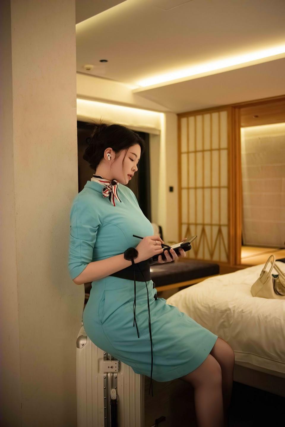 空姐女友下班了，瞧瞧她那迫不及待的樣子
