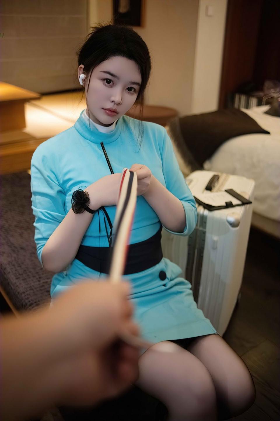 空姐女友下班了，瞧瞧她那迫不及待的樣子