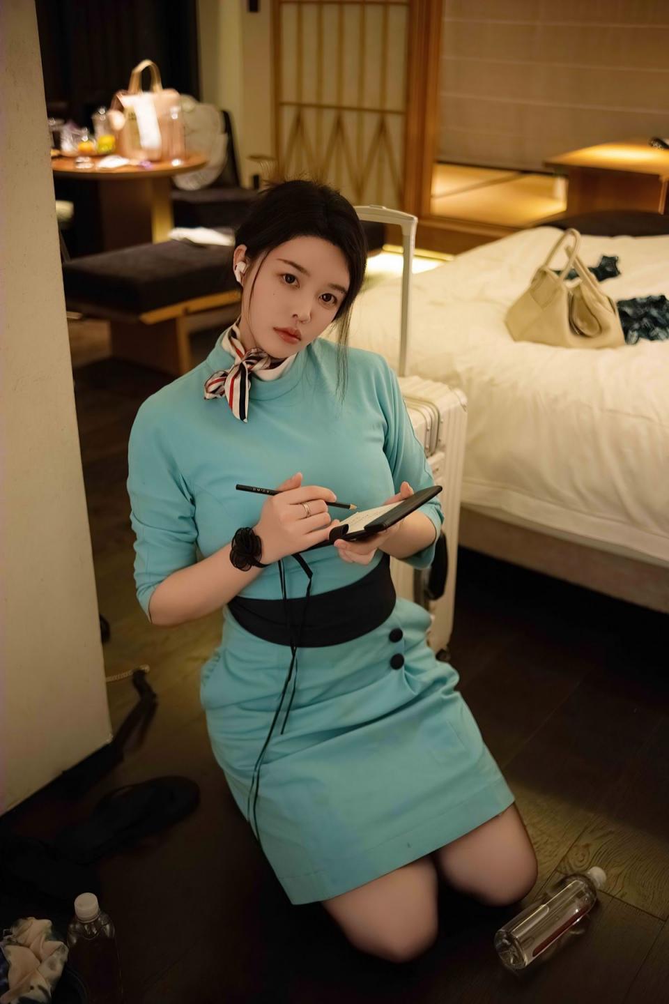 空姐女友下班了，瞧瞧她那迫不及待的樣子