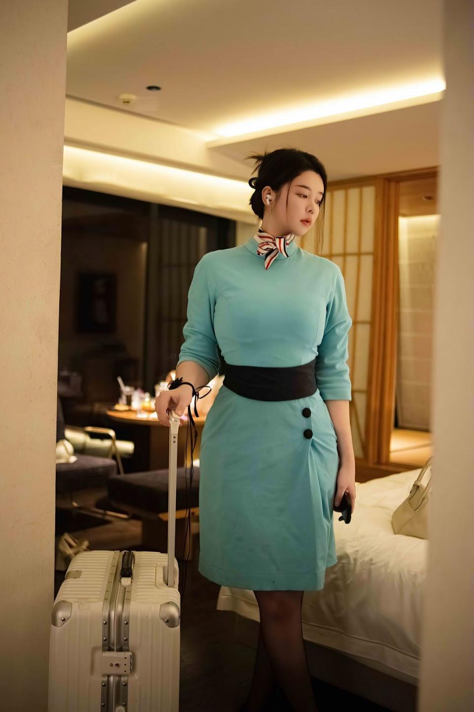 空姐女友下班了，瞧瞧她那迫不及待的樣子