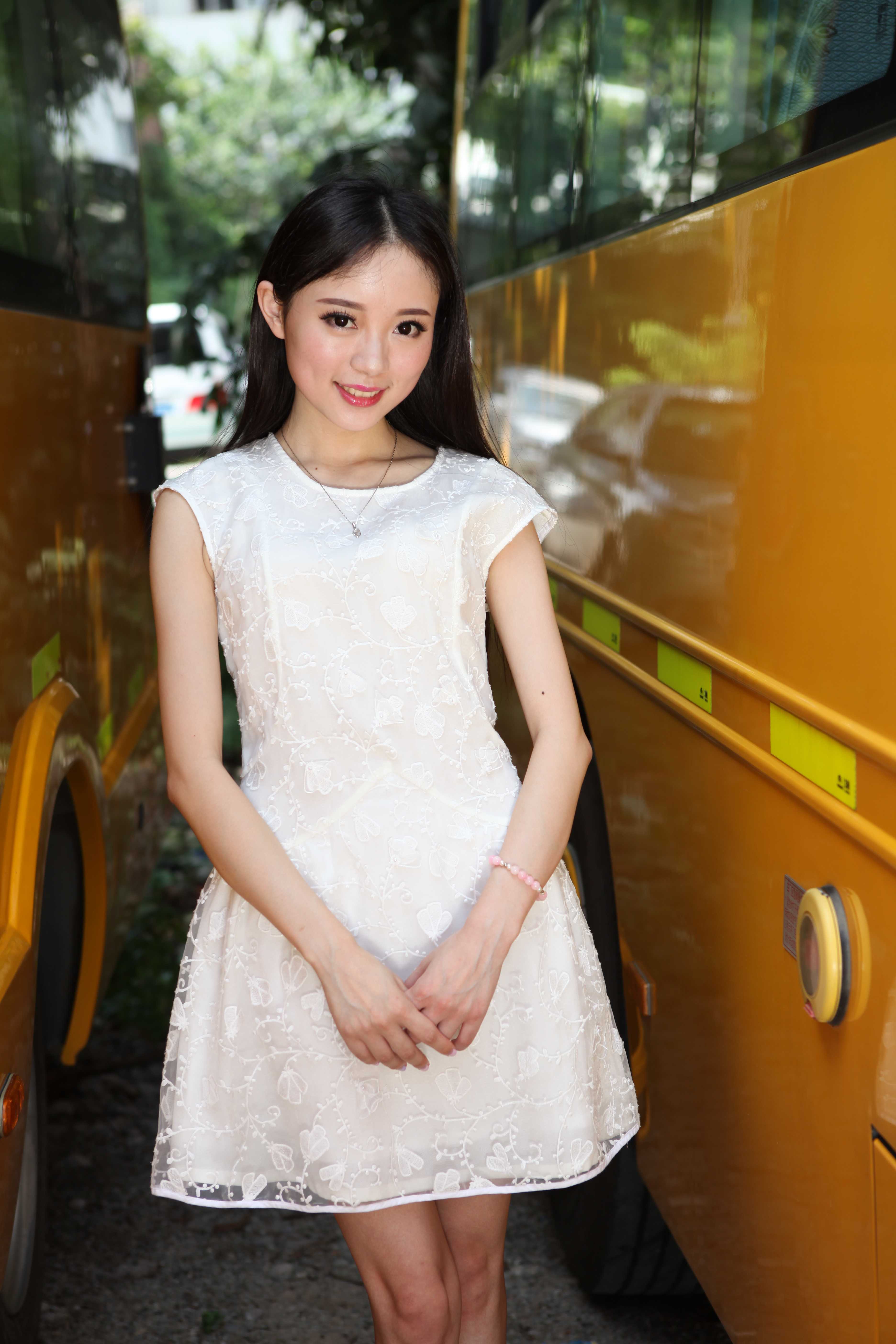 超可愛鮮嫩的白裙妹子