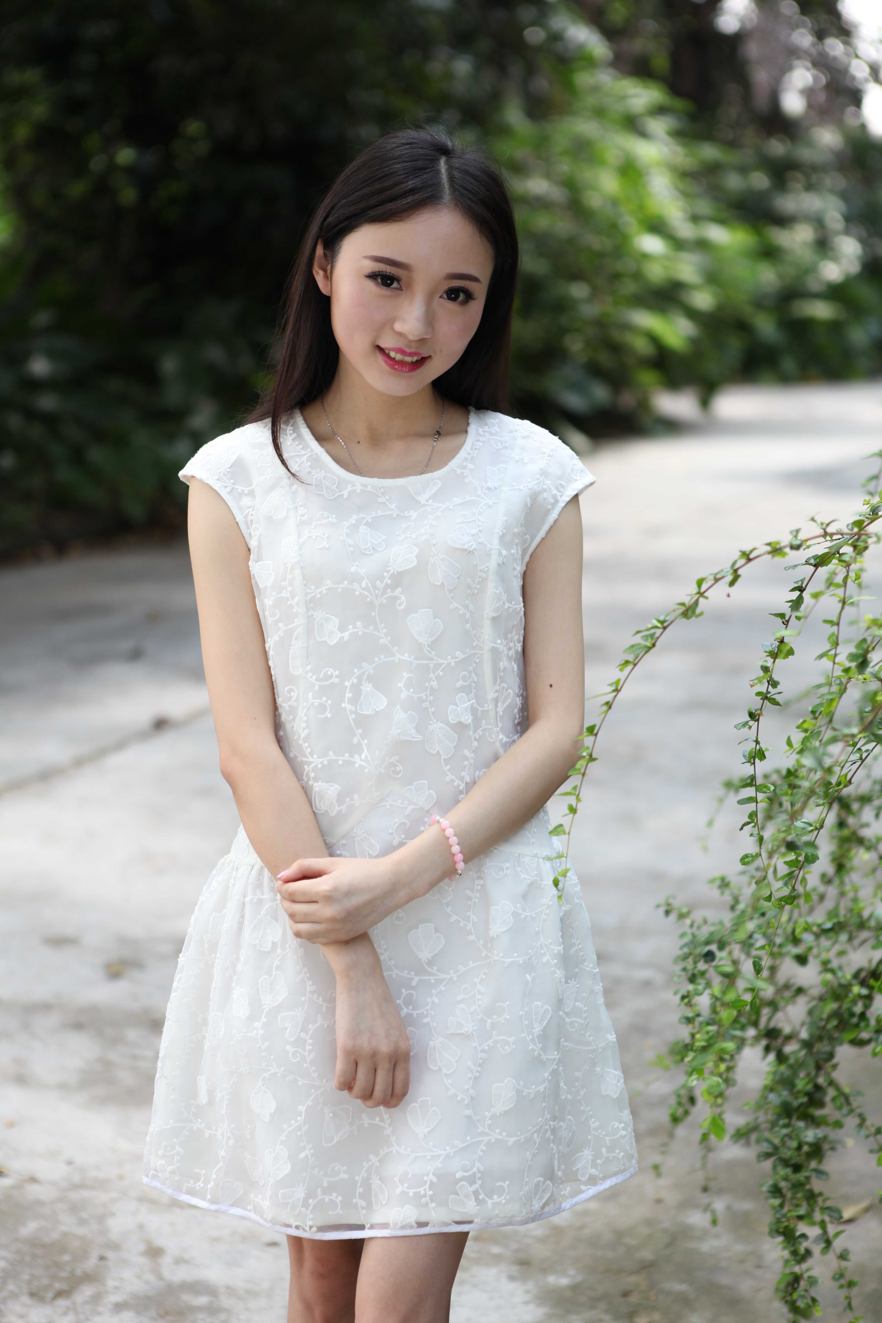 超可愛鮮嫩的白裙妹子