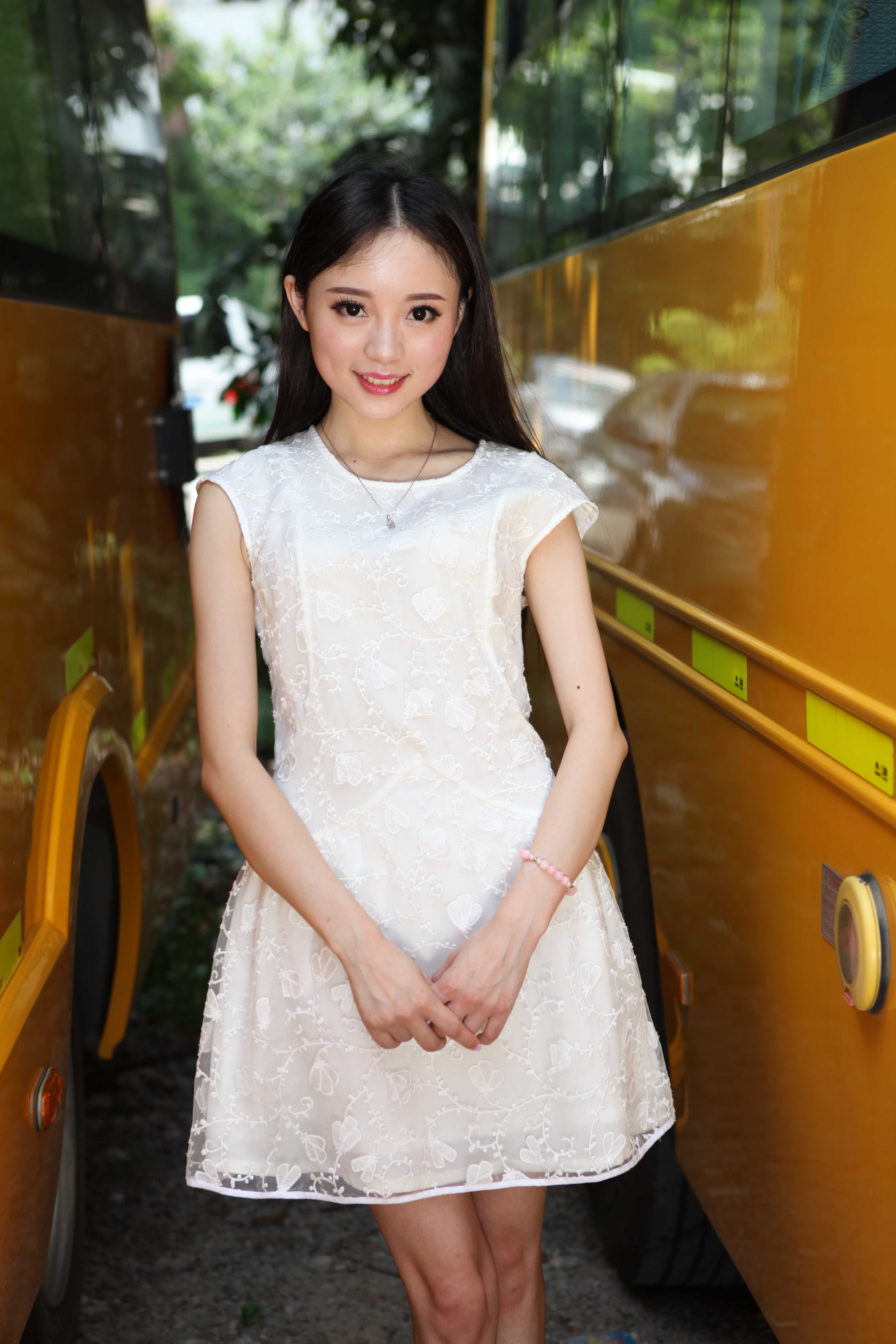 超可愛鮮嫩的白裙妹子