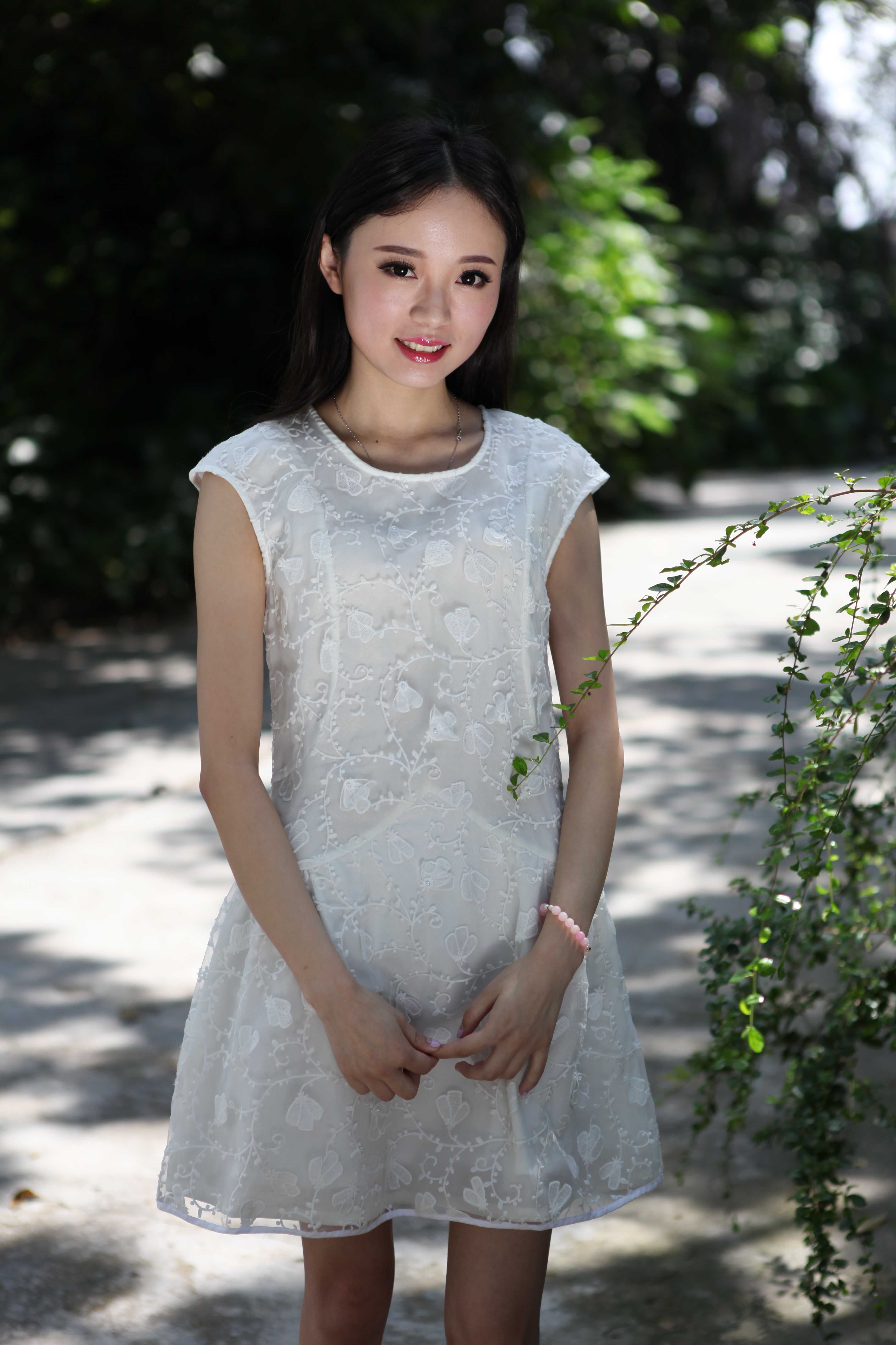 超可愛鮮嫩的白裙妹子