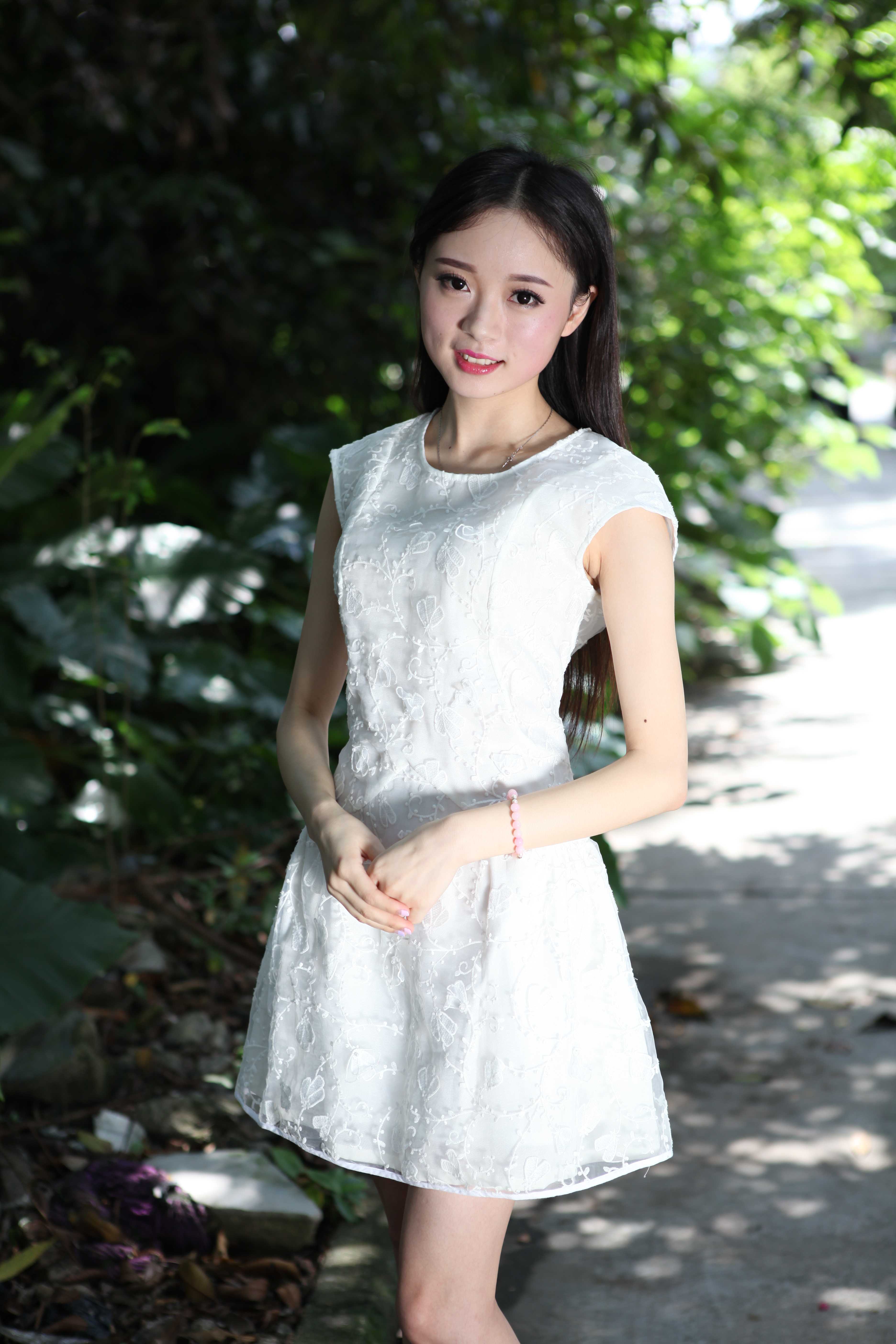 超可愛鮮嫩的白裙妹子