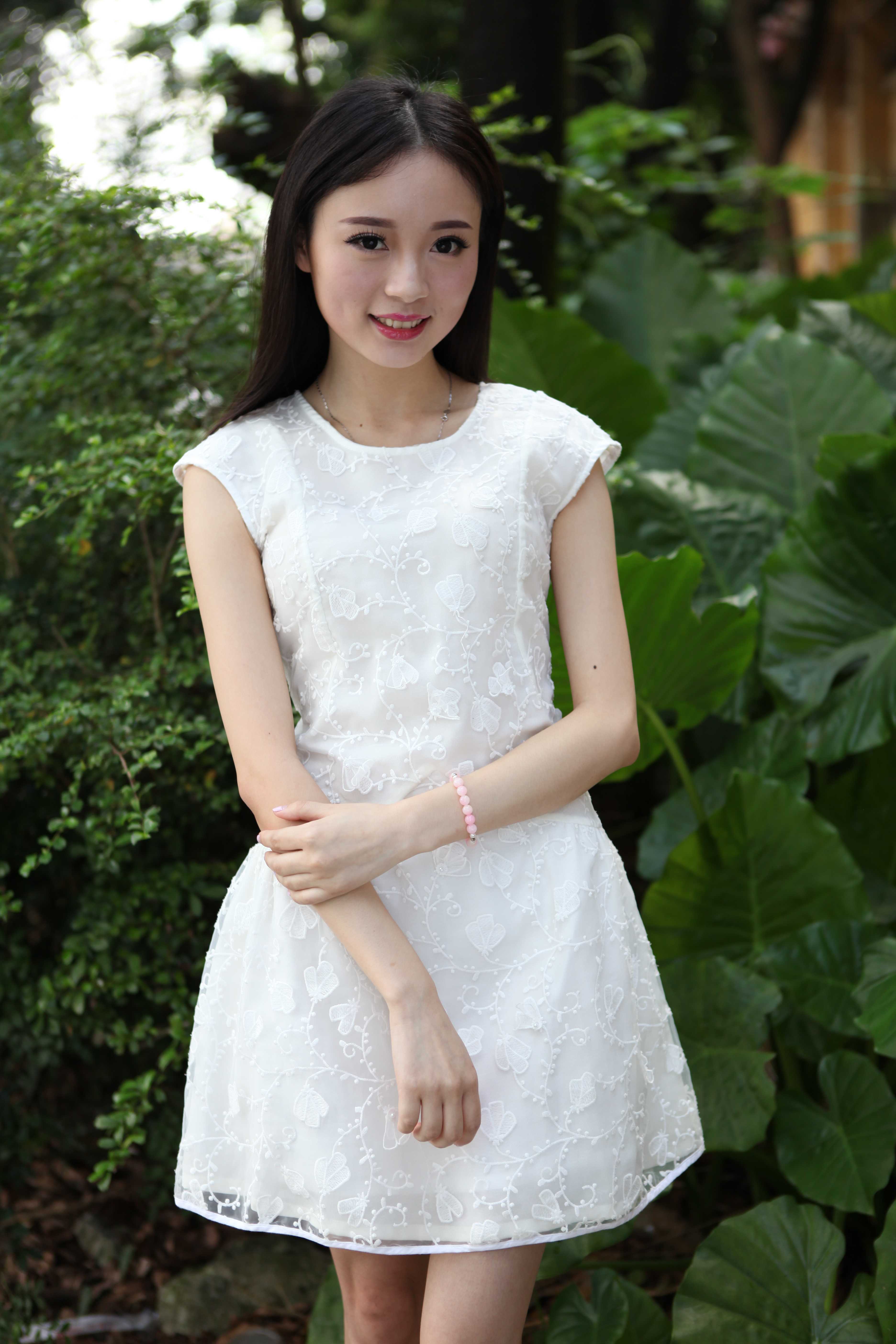 超可愛鮮嫩的白裙妹子