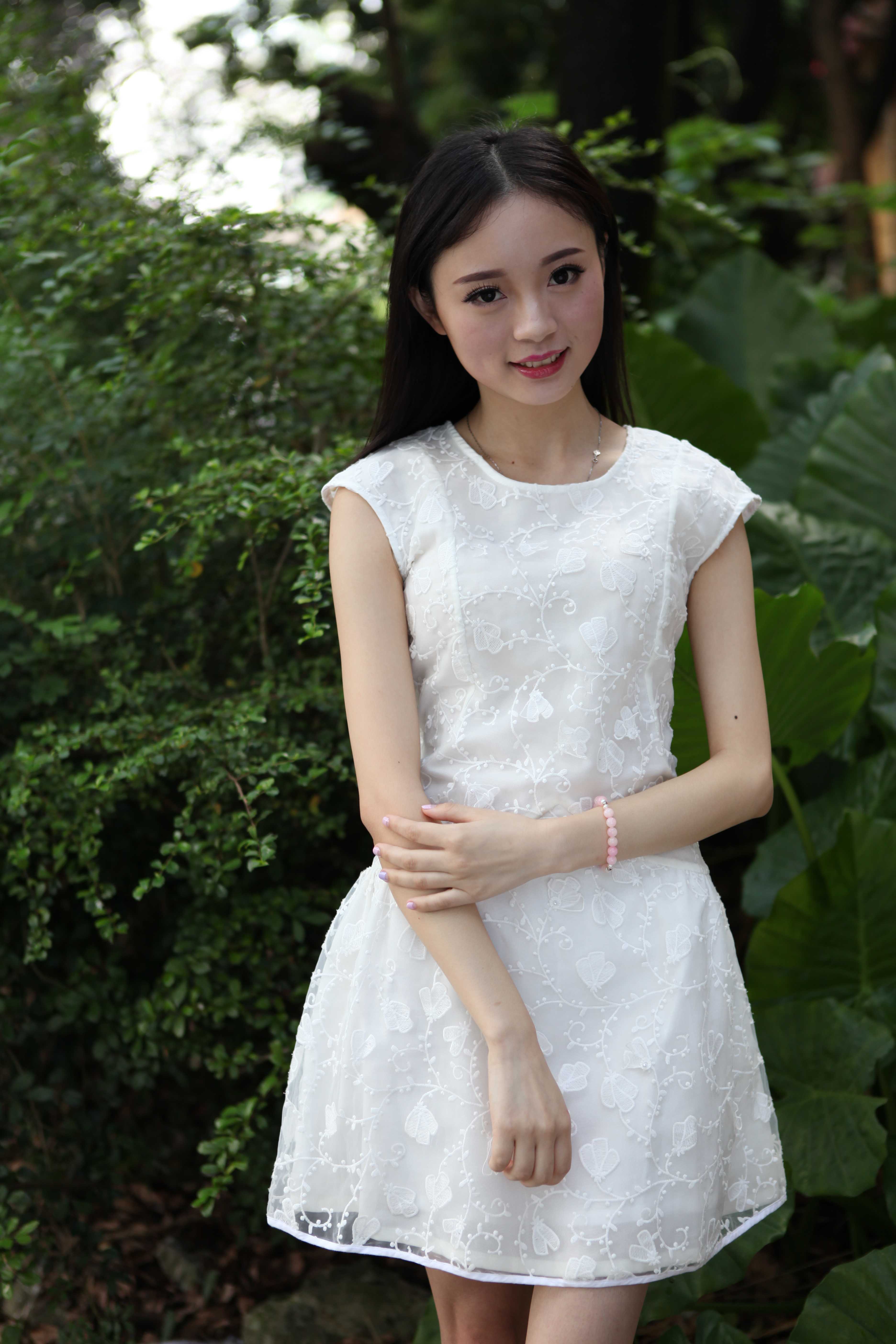 超可愛鮮嫩的白裙妹子
