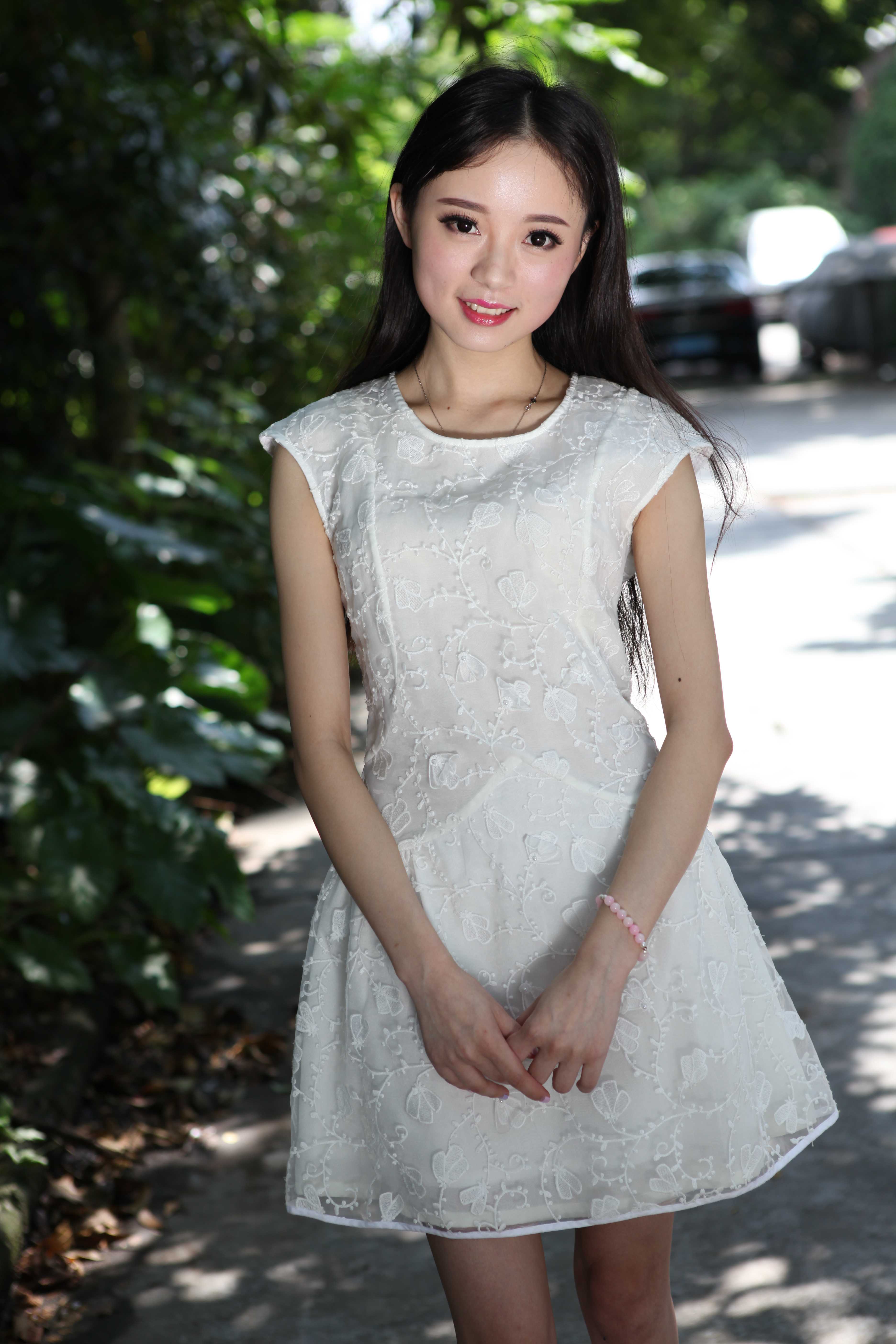 超可愛鮮嫩的白裙妹子