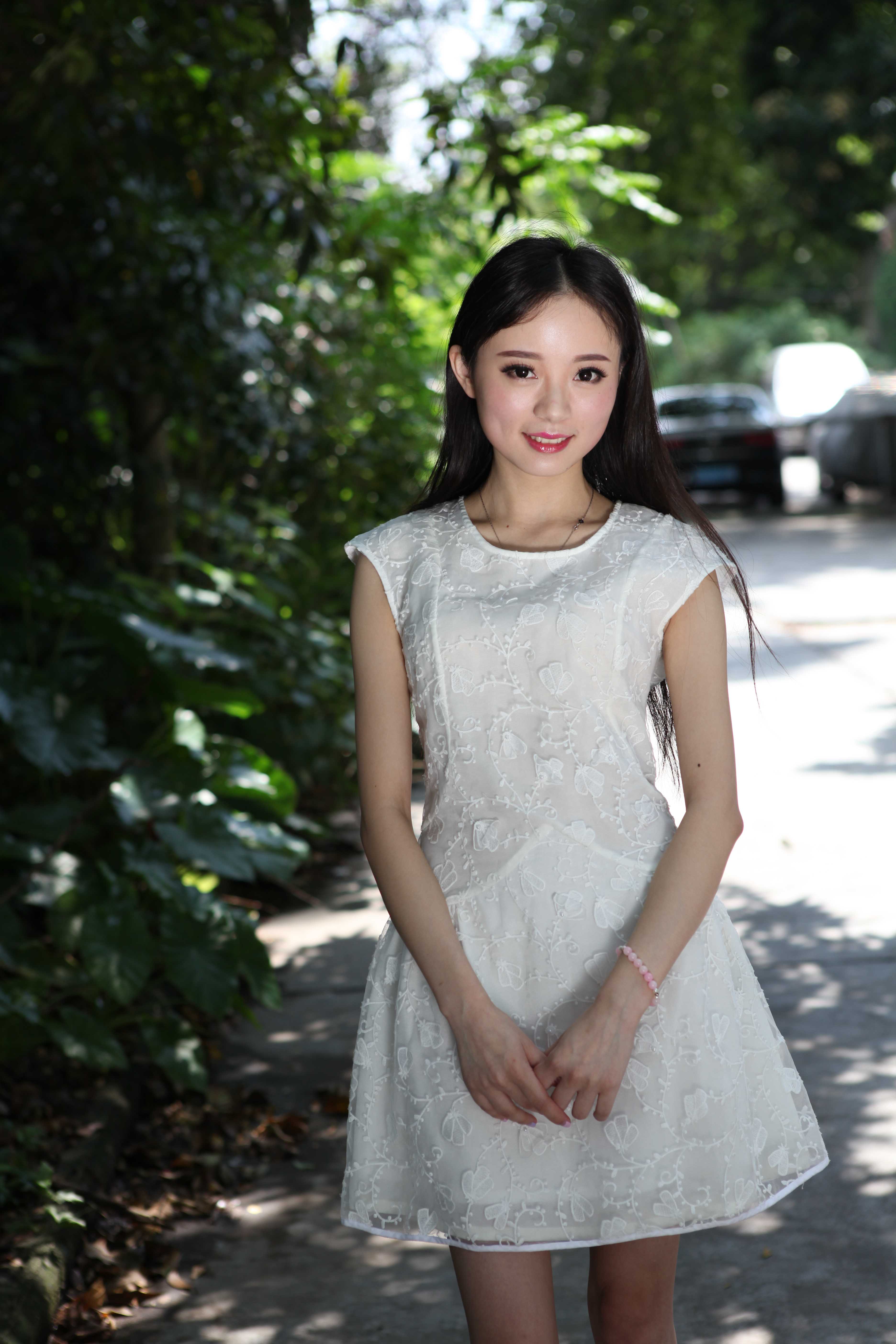 超可愛鮮嫩的白裙妹子