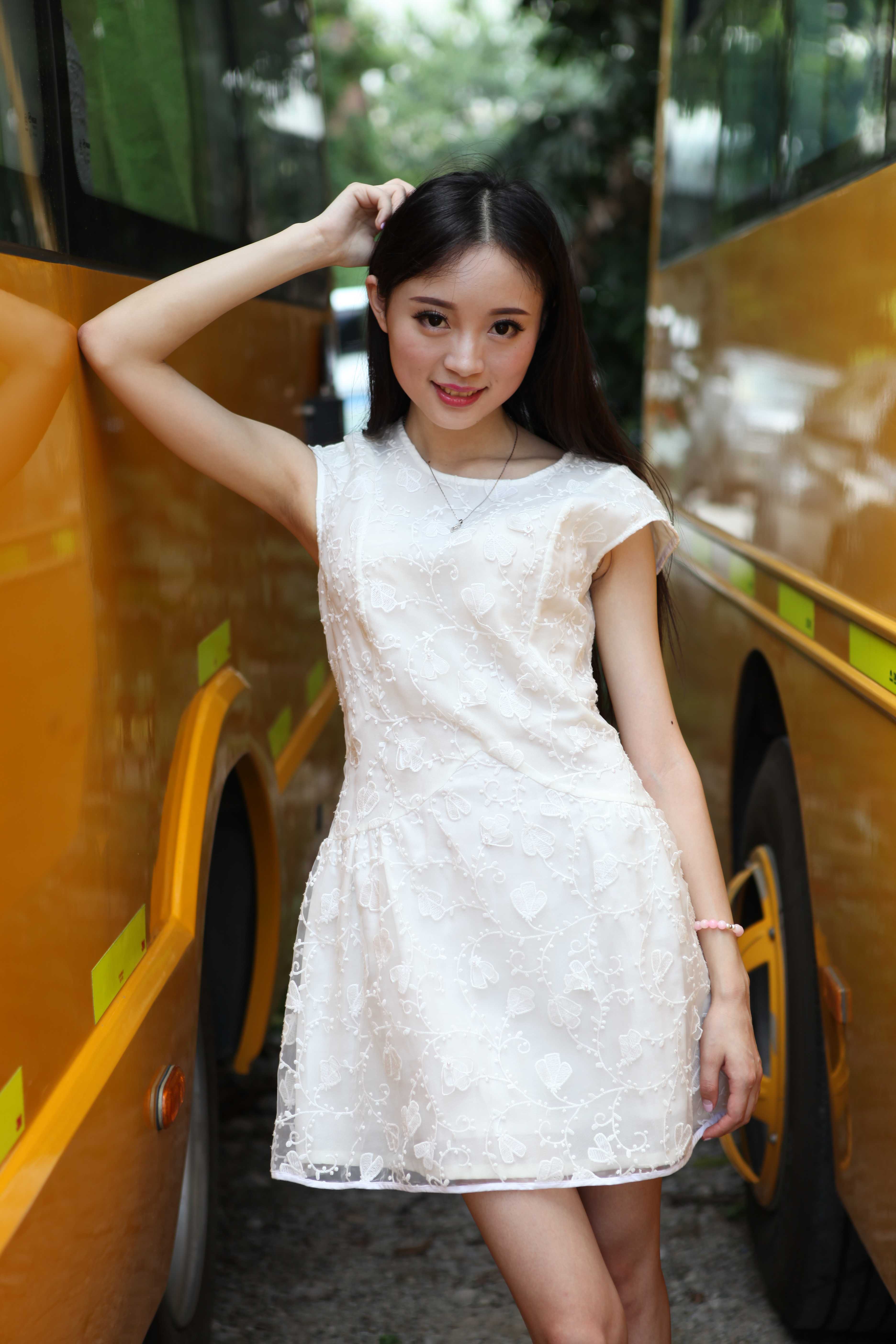 超可愛鮮嫩的白裙妹子