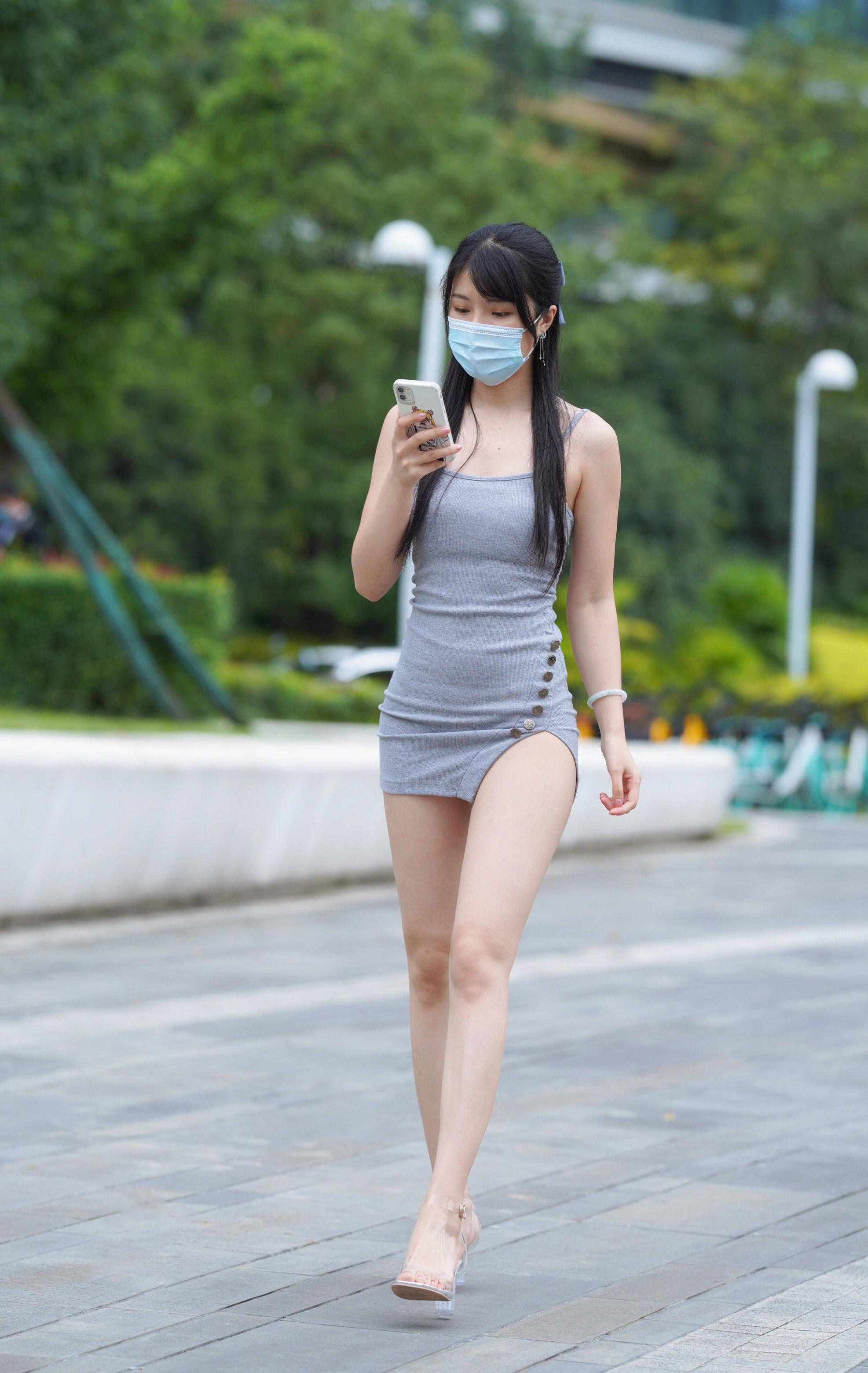 剛剛下班的美女，短裙秀出美腿。