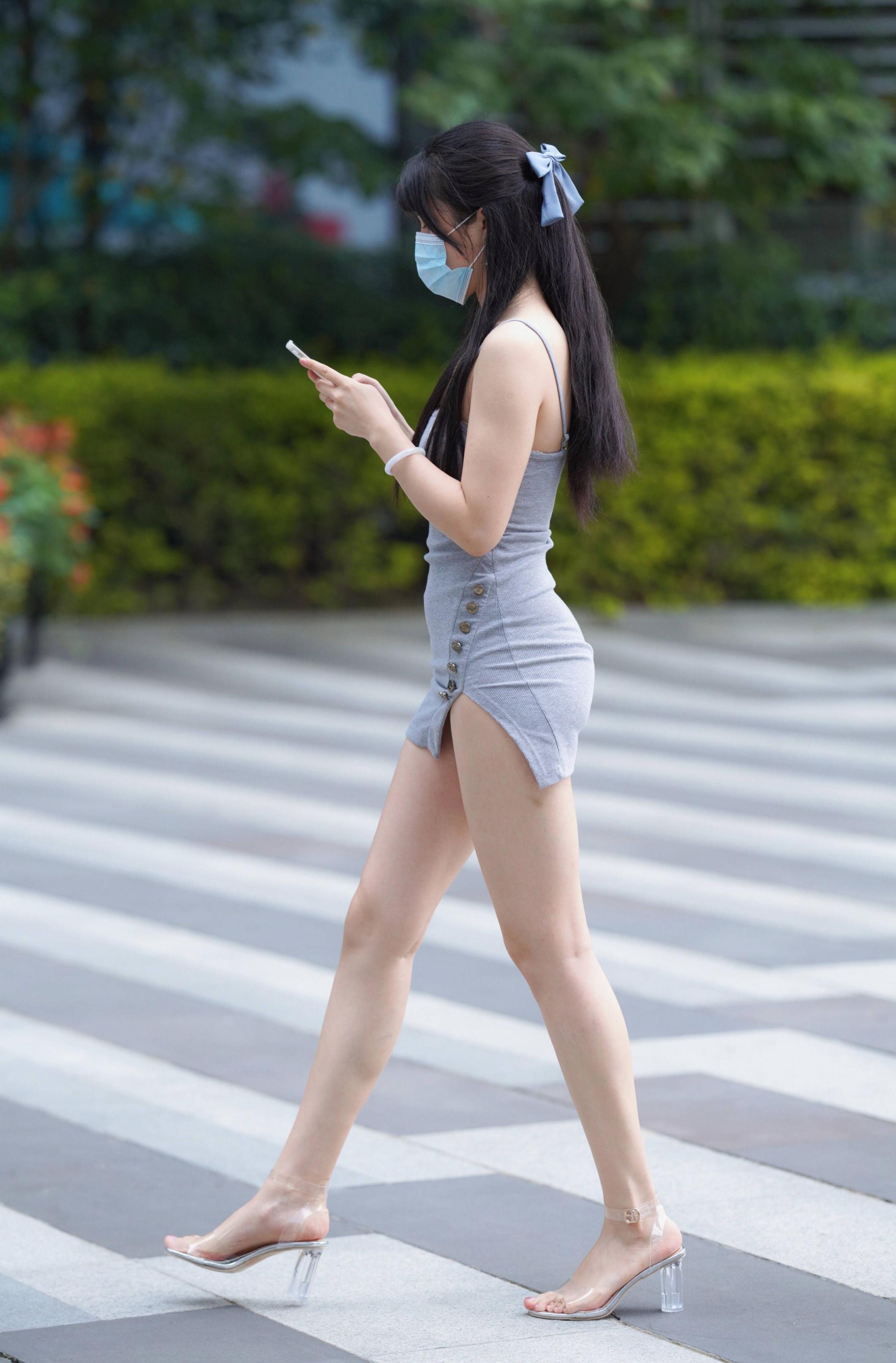 剛剛下班的美女，短裙秀出美腿。