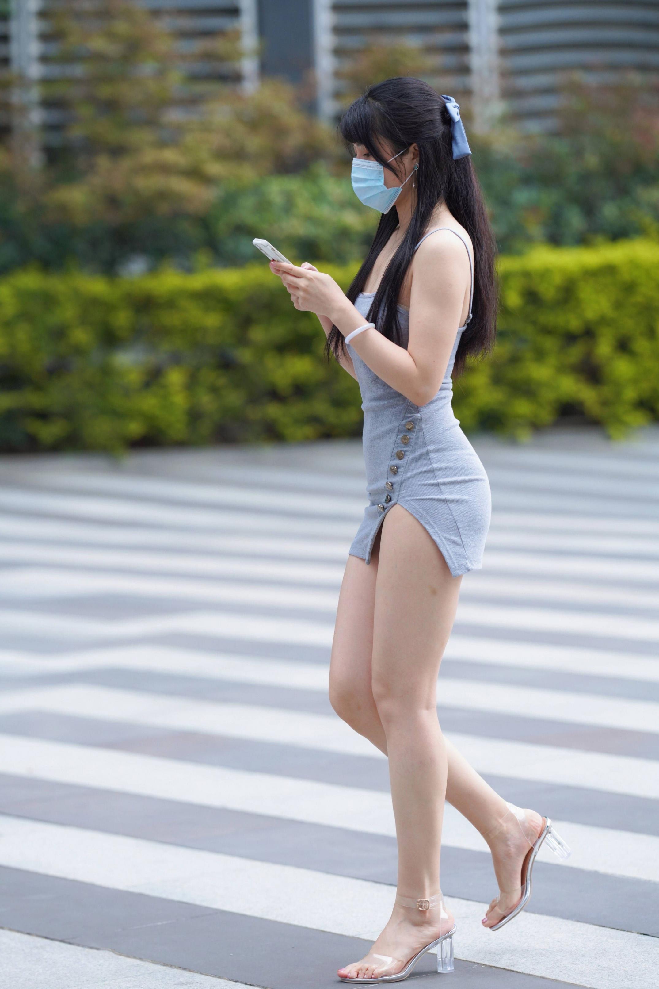 剛剛下班的美女，短裙秀出美腿。