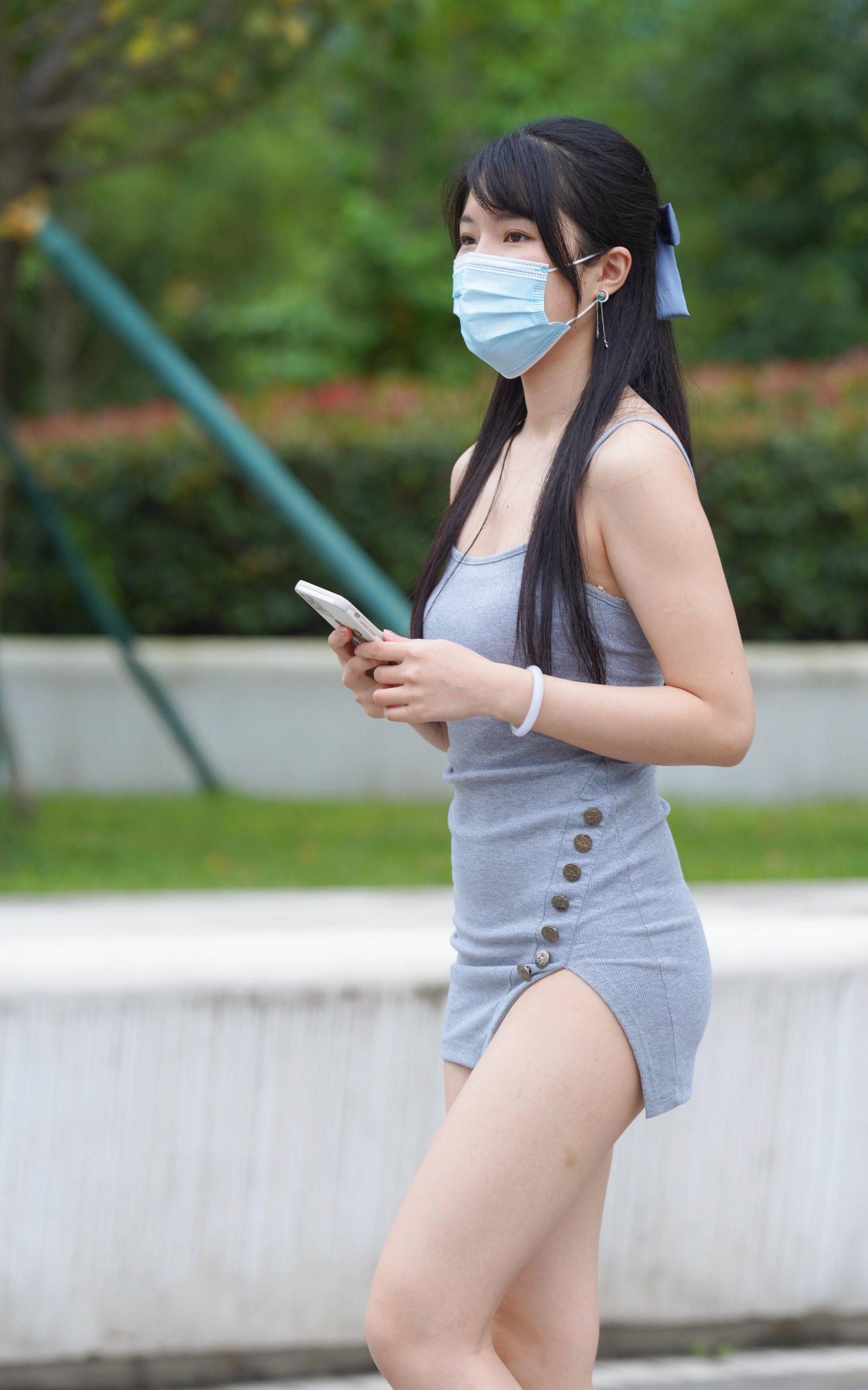 剛剛下班的美女，短裙秀出美腿。