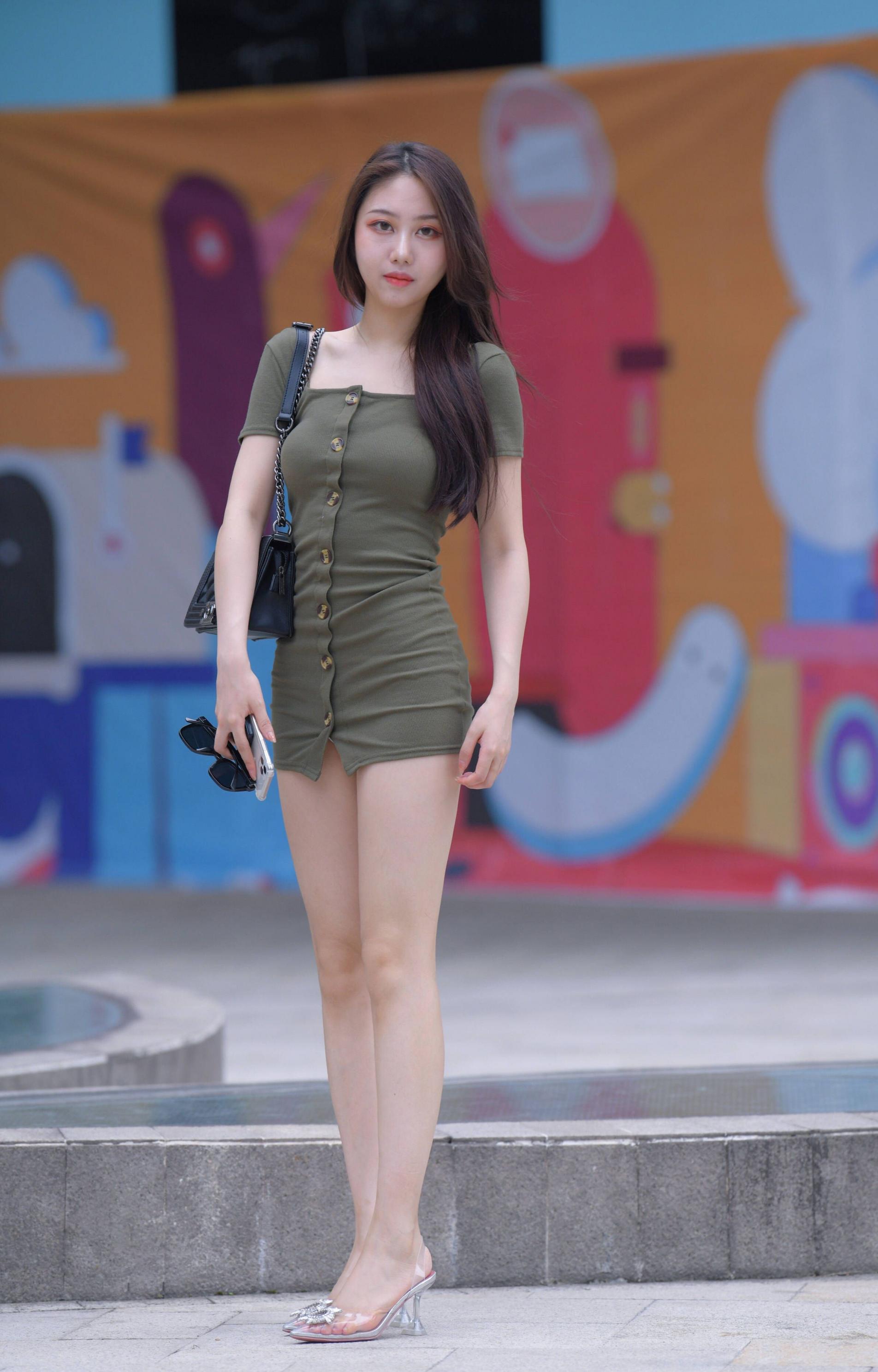剛剛下班的美女，短裙秀出美腿。