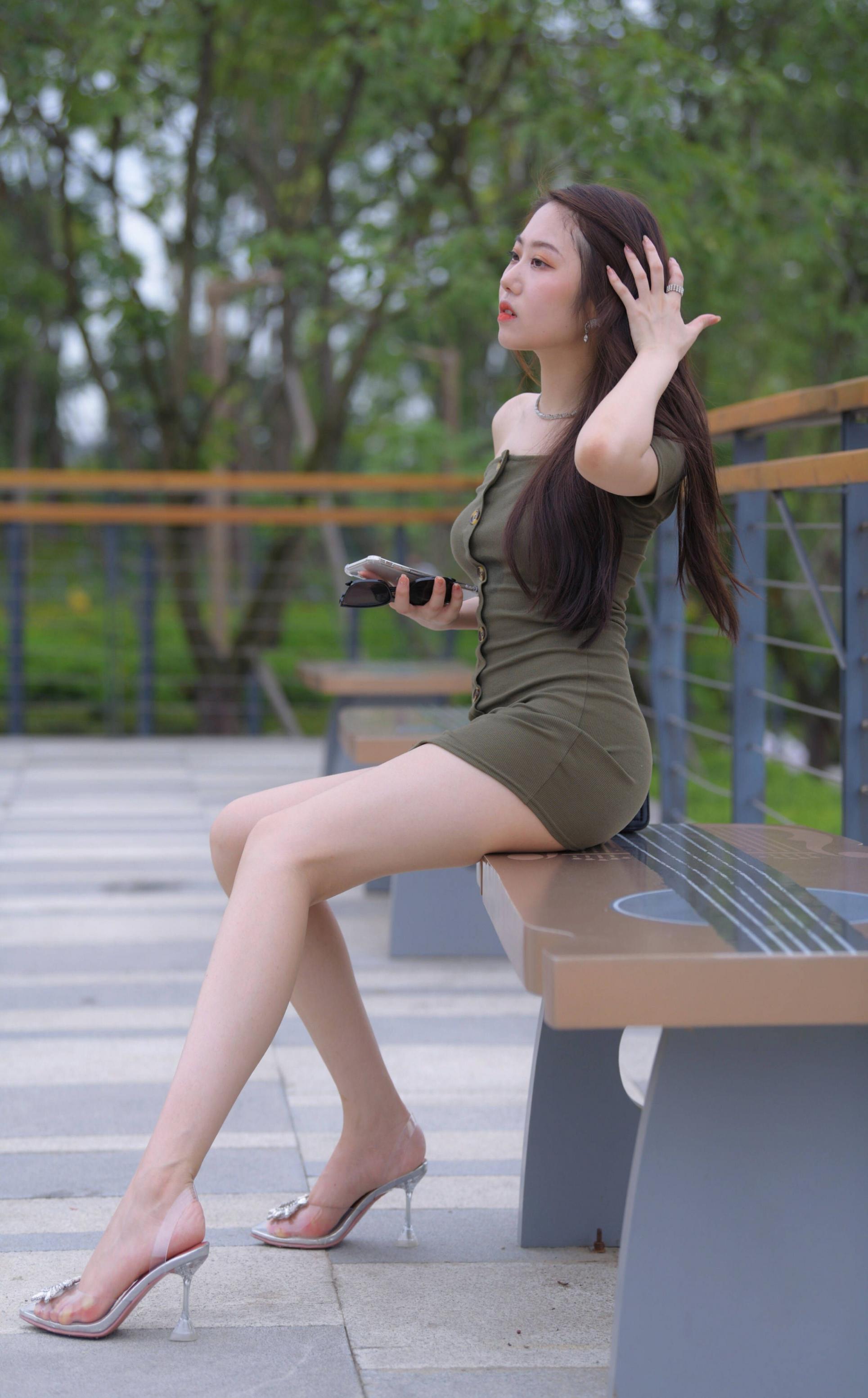 剛剛下班的美女，短裙秀出美腿。