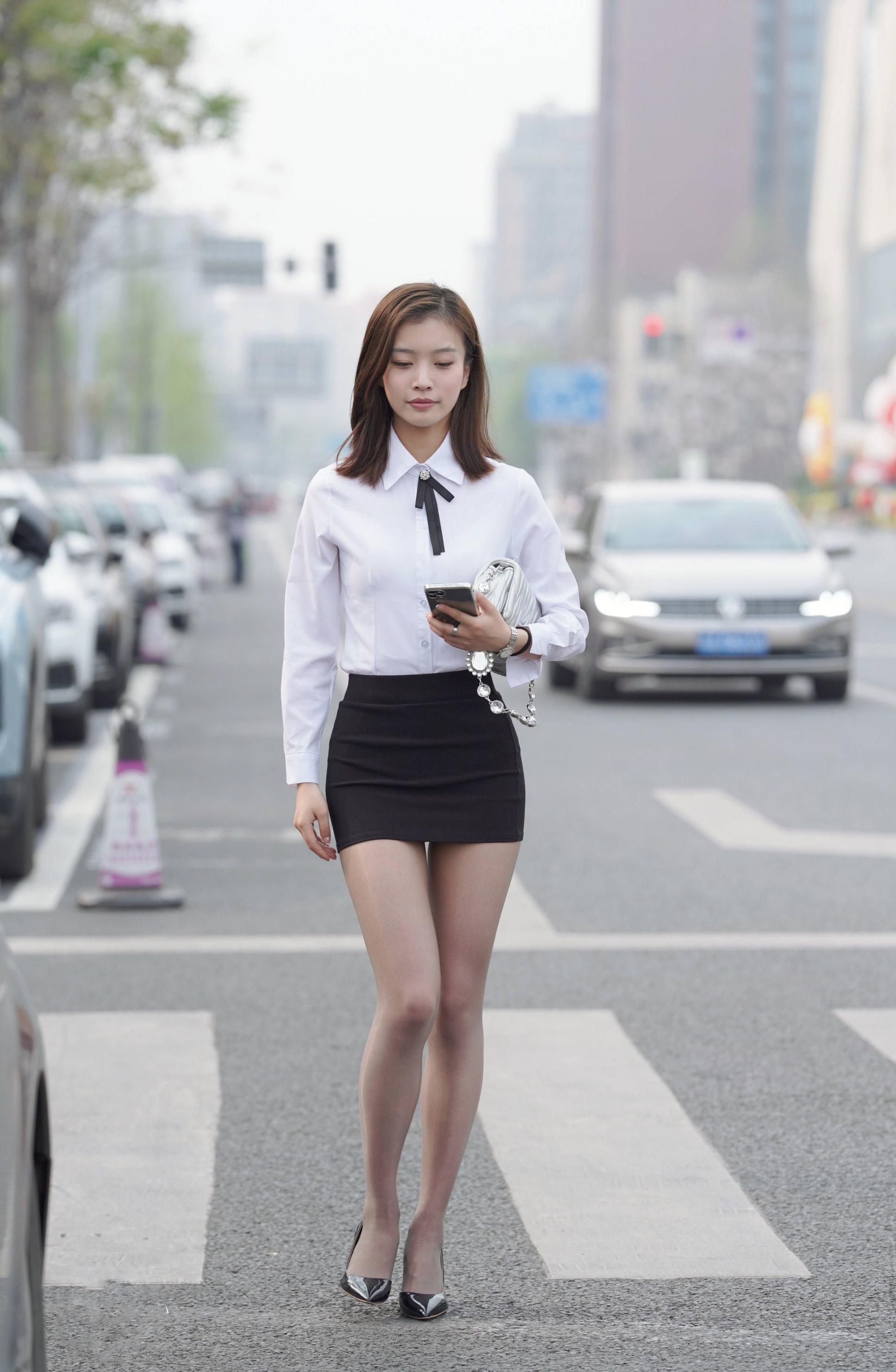 剛剛下班的美女，短裙秀出美腿。
