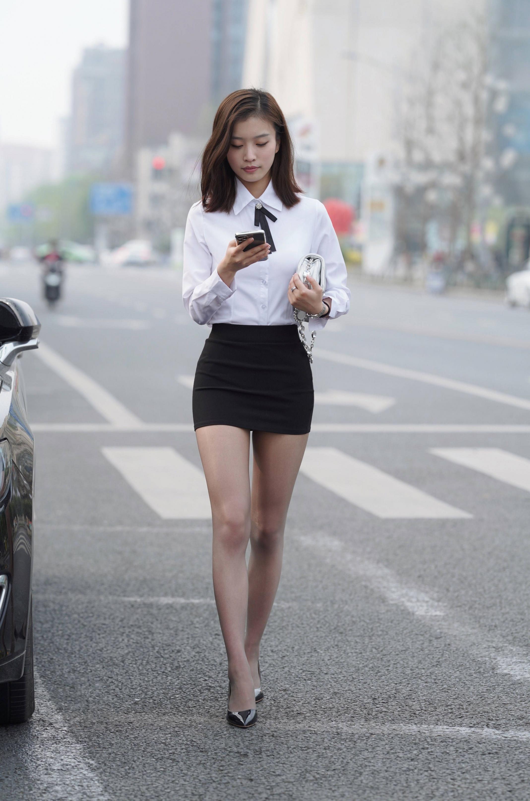 剛剛下班的美女，短裙秀出美腿。
