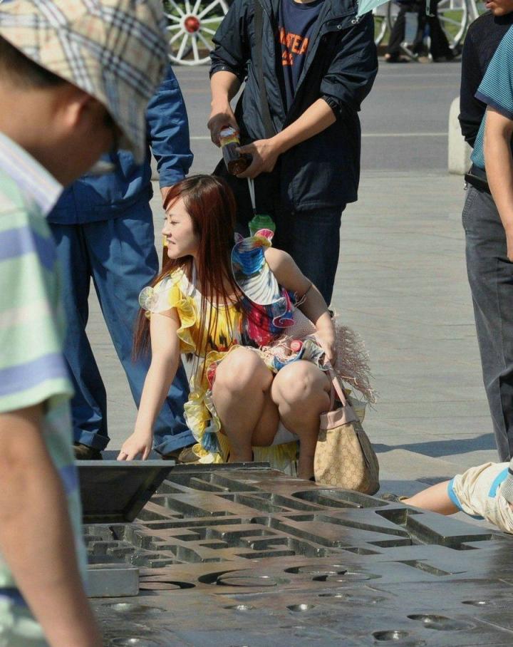 美女走光[90P]