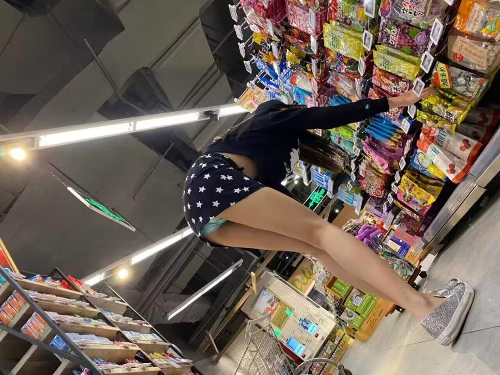 美女走光[90P]