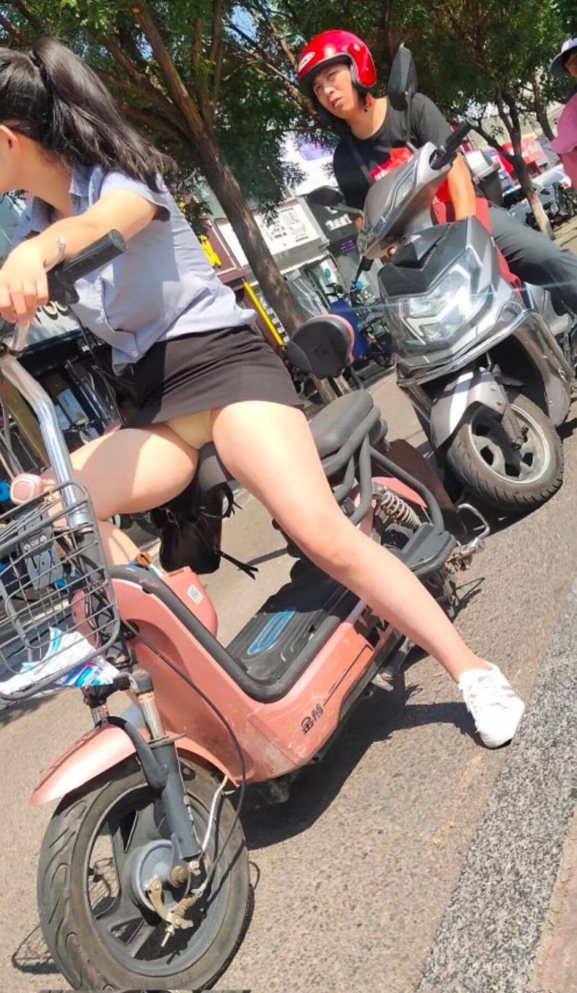 美女走光[90P]