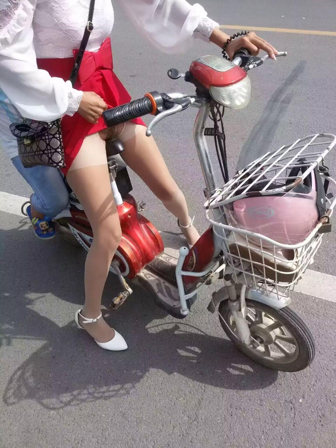 美女走光[90P]