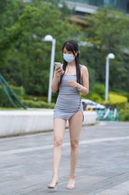 剛剛下班的美女，短裙秀出美腿。