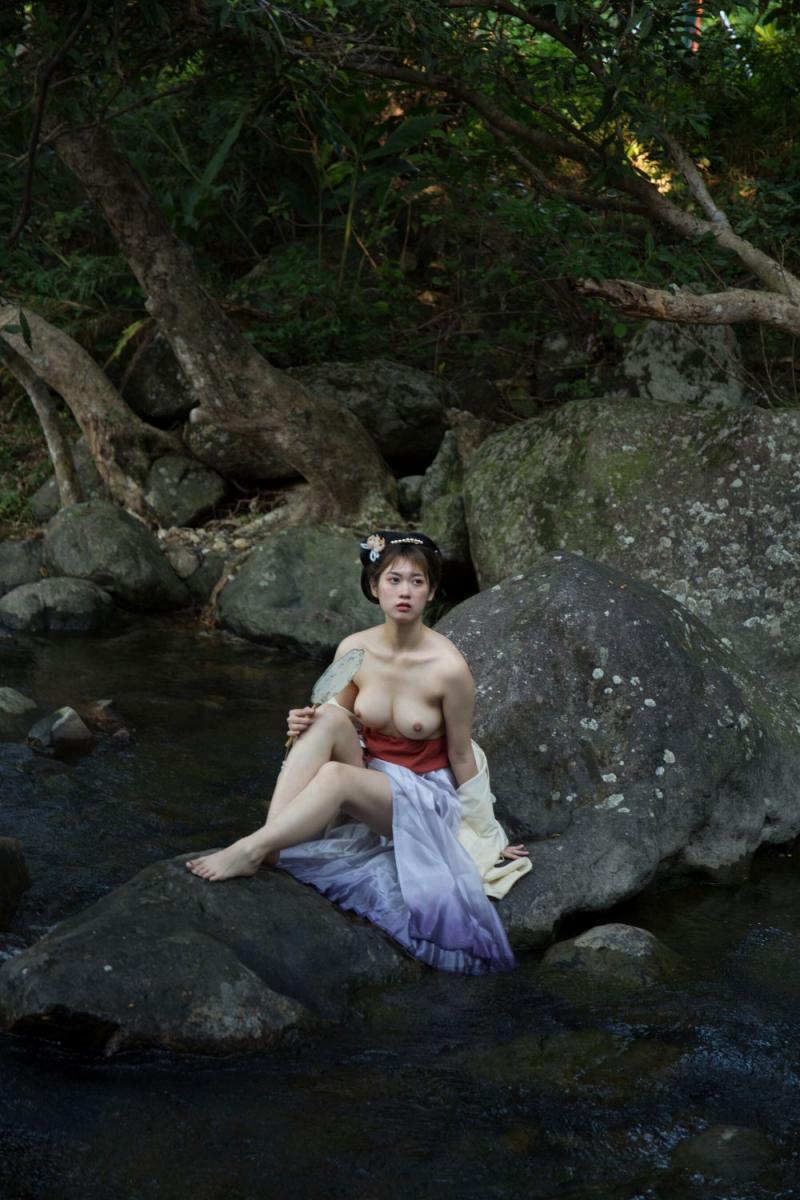好想來場野戰啊 妹子太白嫩了