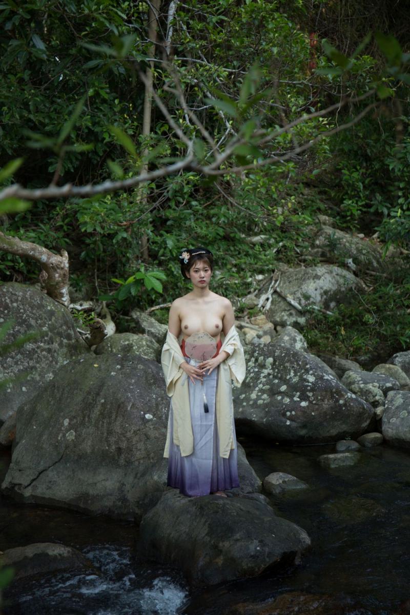 好想來場野戰啊 妹子太白嫩了
