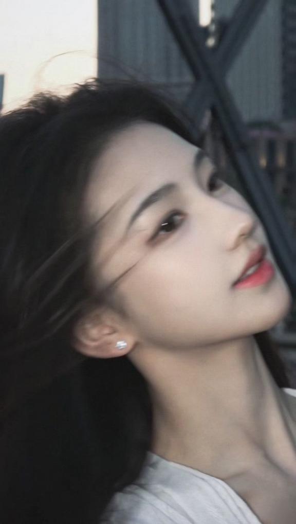 滿大街都是白花花的大腿,晃眼