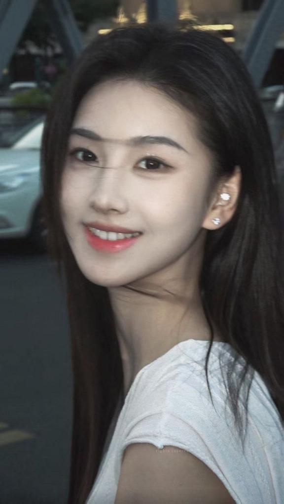 滿大街都是白花花的大腿,晃眼