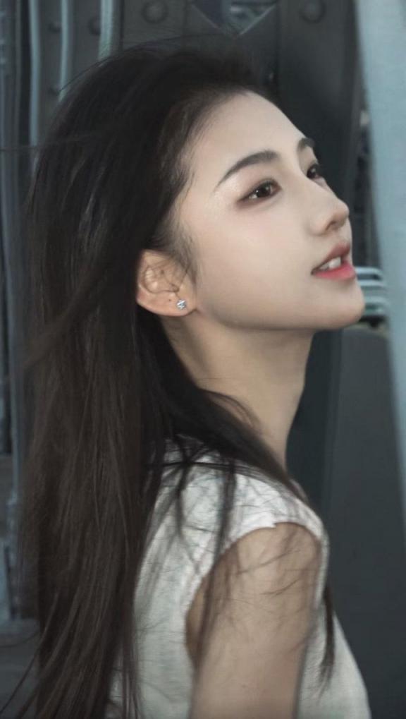 滿大街都是白花花的大腿,晃眼
