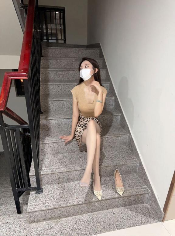 滿大街都是白花花的大腿,晃眼