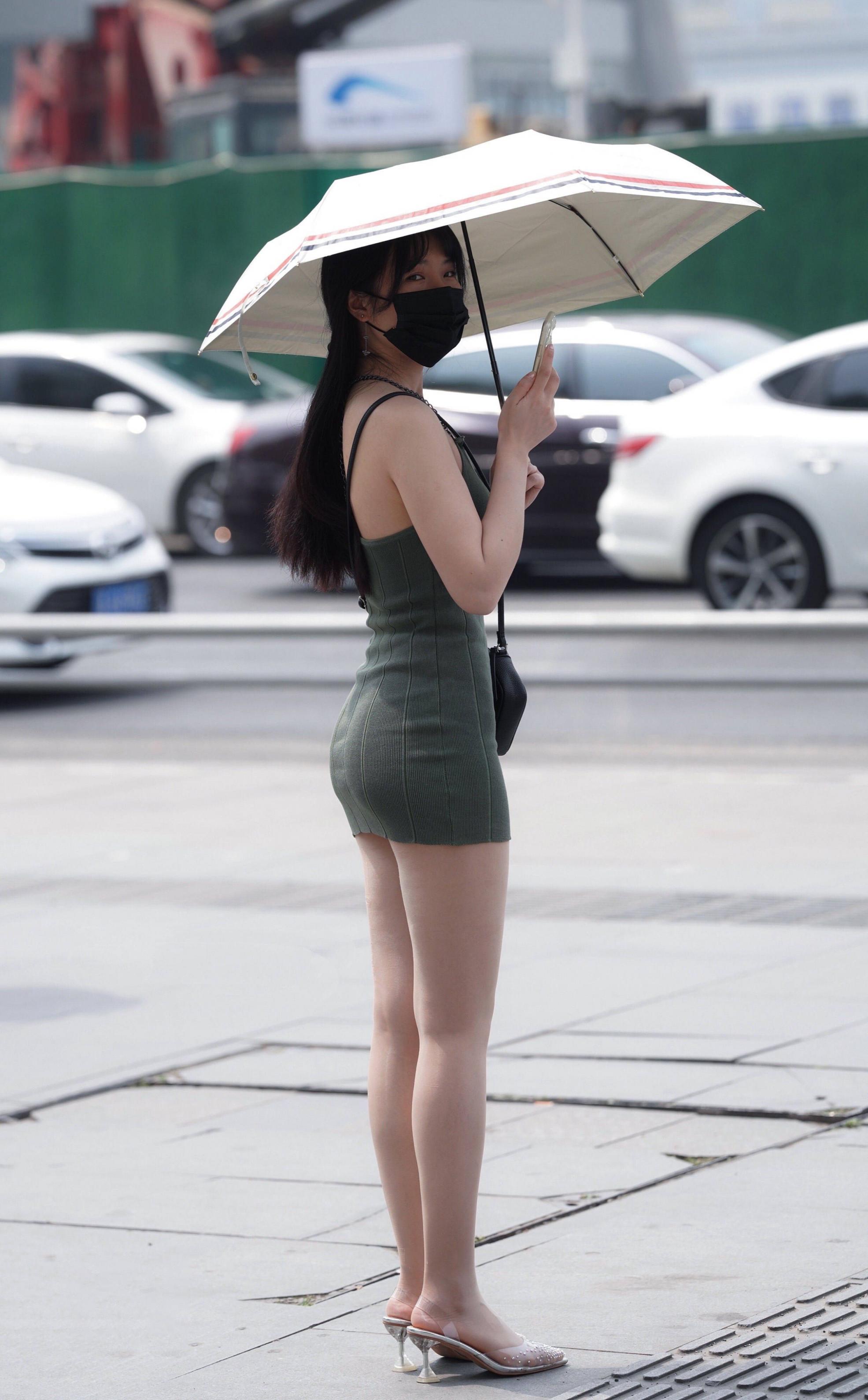 忍不住 ，好想摸她的腿